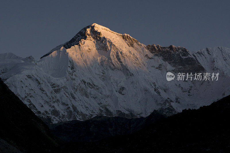 喜马拉雅山尼泊尔Cho Oyu(8202米)日出